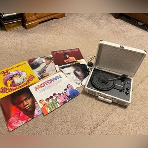 Record Player with Bluetooth and aux cord options and 6 records!